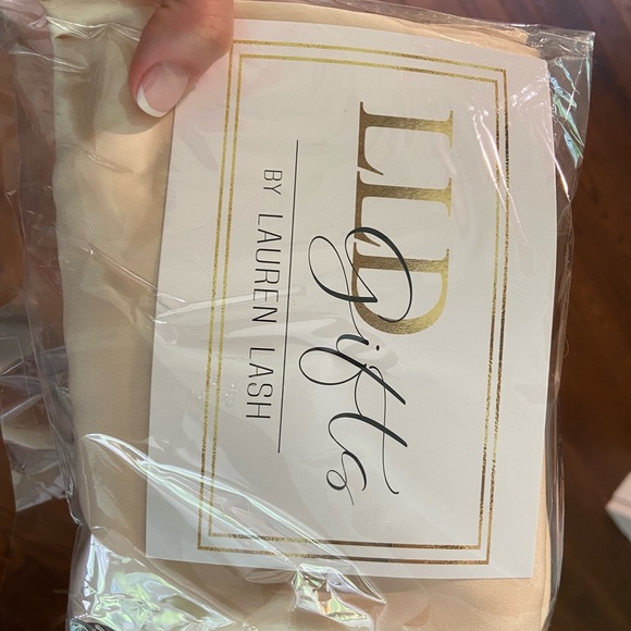 One size fits most champagne bridesmaid robe - Picture 3 of 3